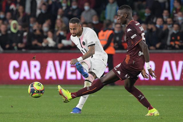 梅西社交媒体晒图 球场边悠闲喝茶发型梦回2018